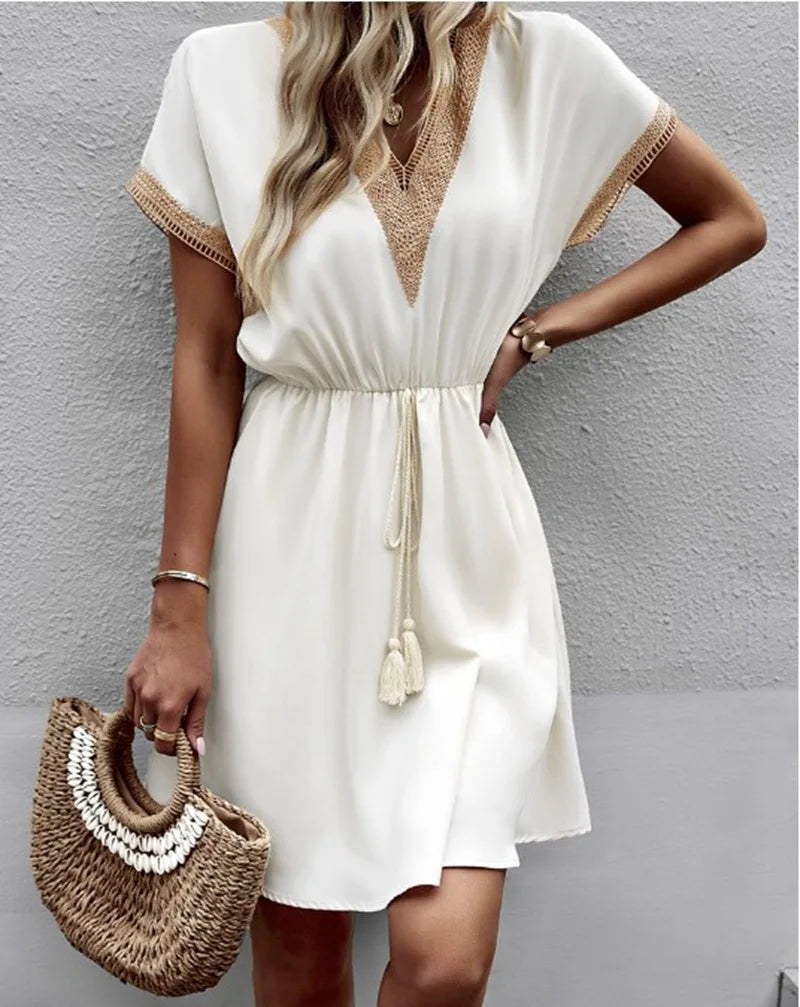 Vestido de inspiración boho con cuello de pico y lazo ajustable en la cintura