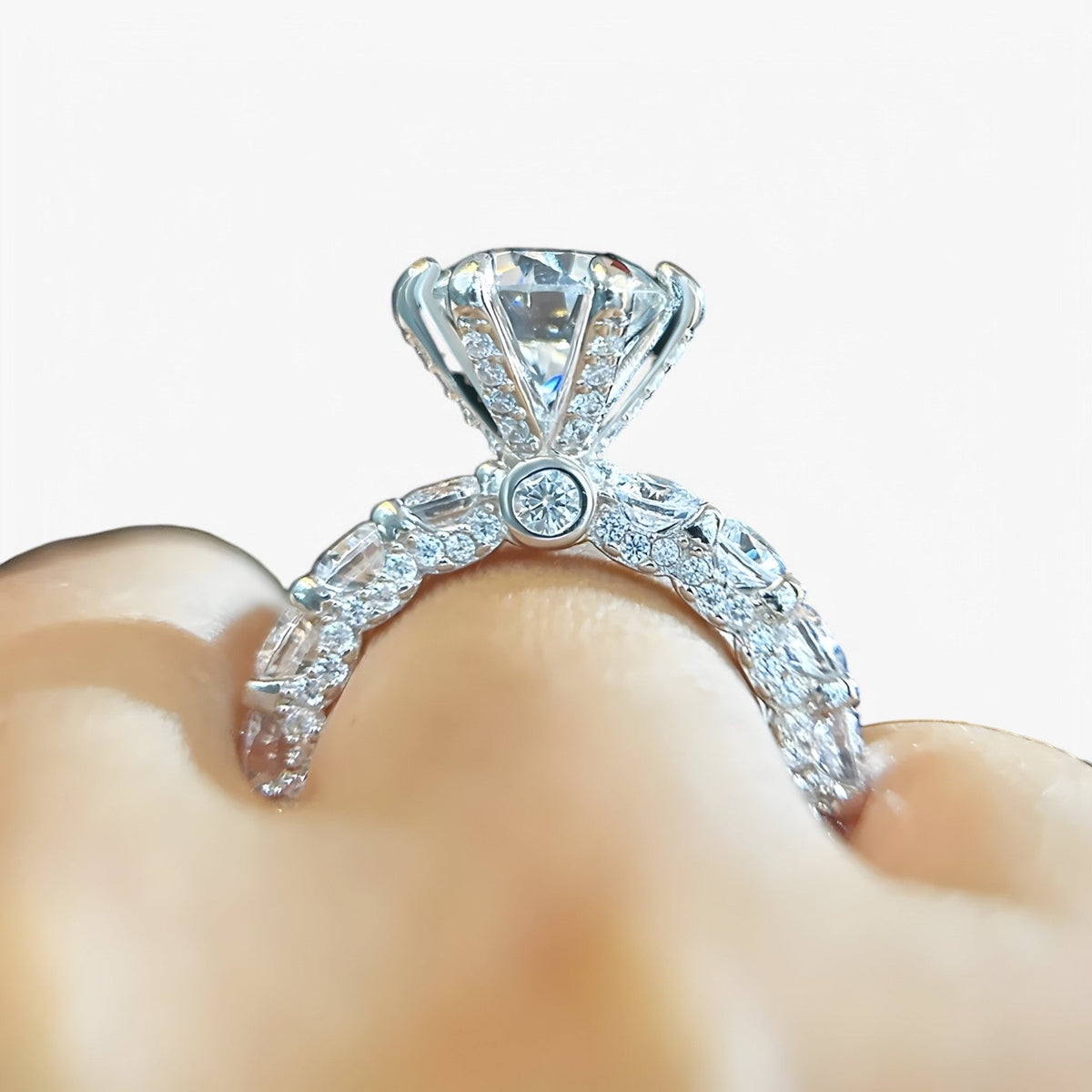 Anillo en tono plata con halo oculto