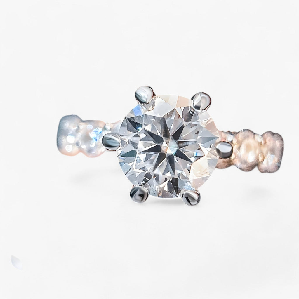 Anillo en tono plata con halo oculto