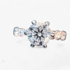 Anillo en tono plata con halo oculto