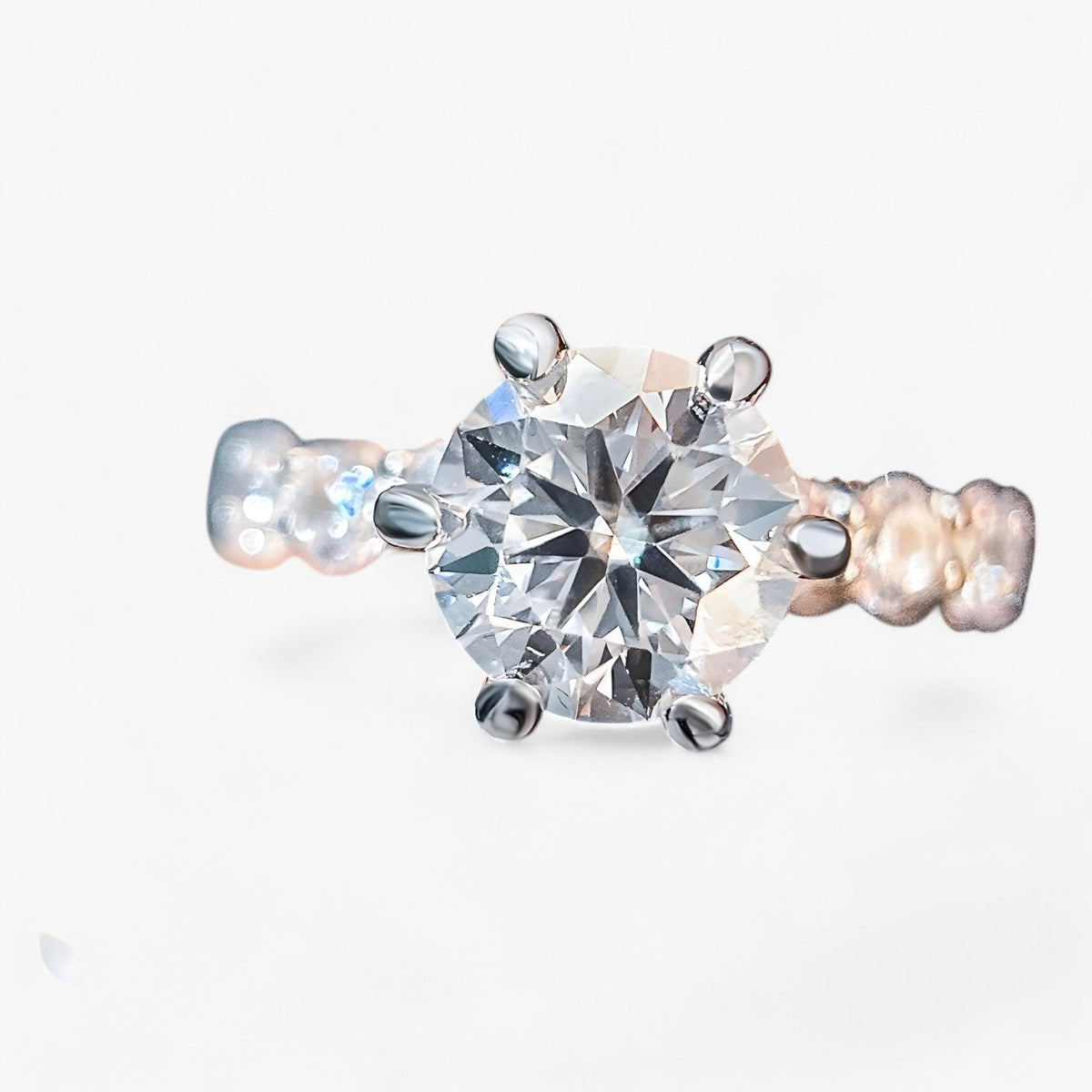 Anillo en tono plata con halo oculto