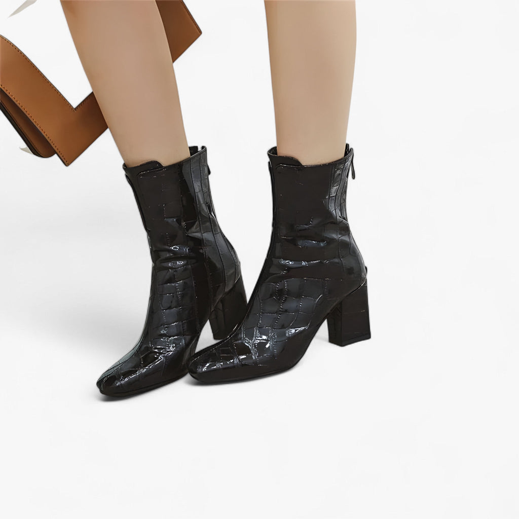 Tacones de aguja brillantes con grabado de cocodrilo