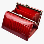 Cartera clutch de piel sintética con estampado de serpiente y correa de mano