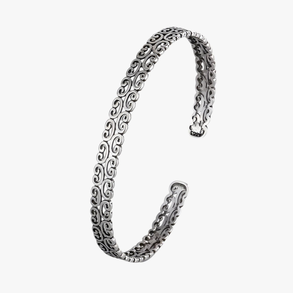 Silverarmband i manschettmodell med fingranna molninspirerade linjer