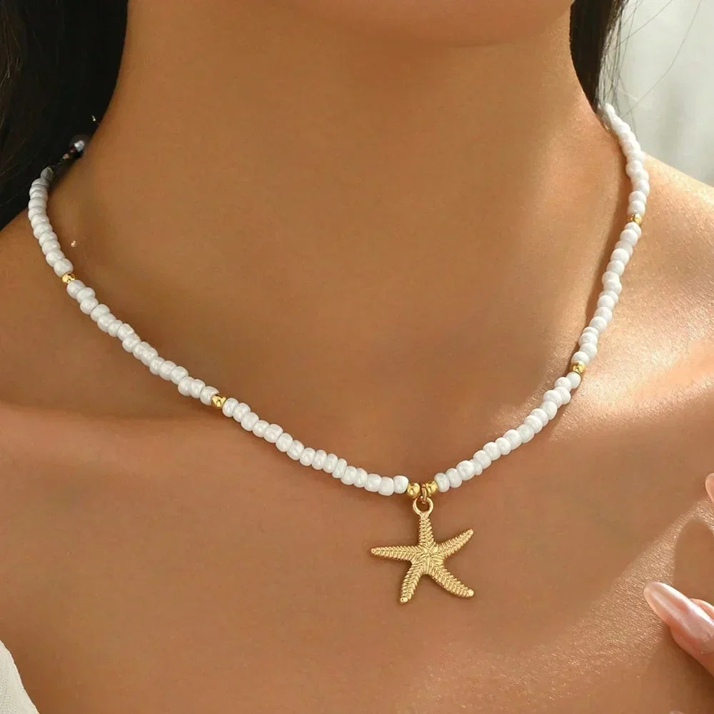 Halsband med snäckhänge i tio olika snäckstilar