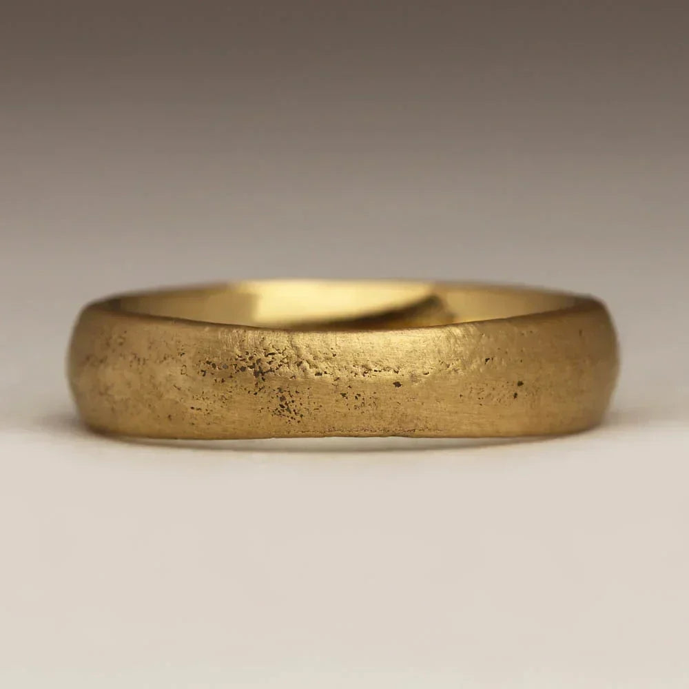 Enkel ring i vintagestil med slät yta, guldfärgad