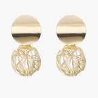 Pendientes colgantes de bola trenzada dorada con diseño vintage