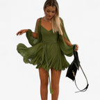Vestido corto plisado entallado con cuello de pico y manga larga