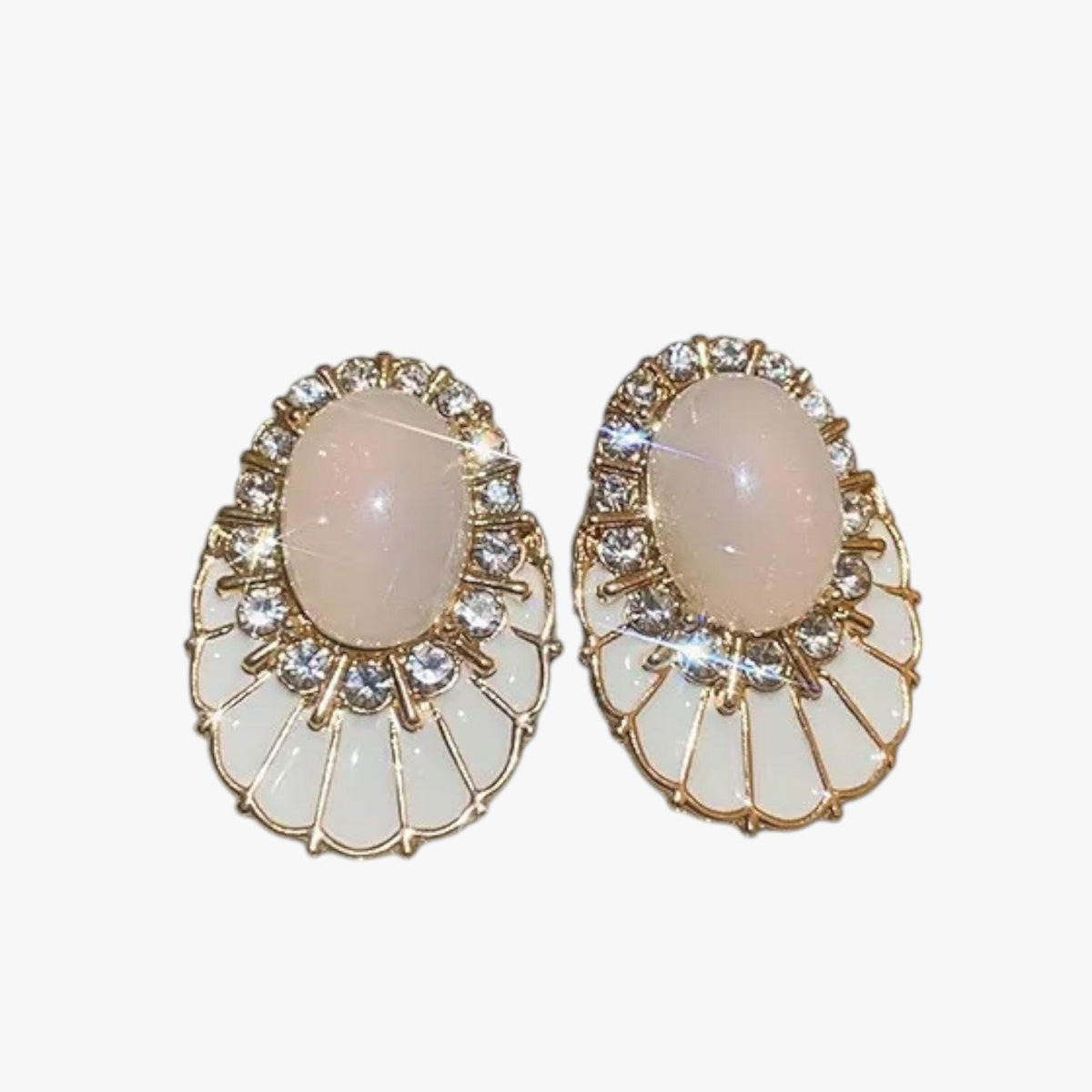 Pendientes colgantes con acabado en aceite blanco y detalle de cristal