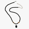 Halsband med svarta pärlor och geometriskt kvadratiskt hänge