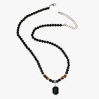 Halsband med svarta pärlor och geometriskt kvadratiskt hänge