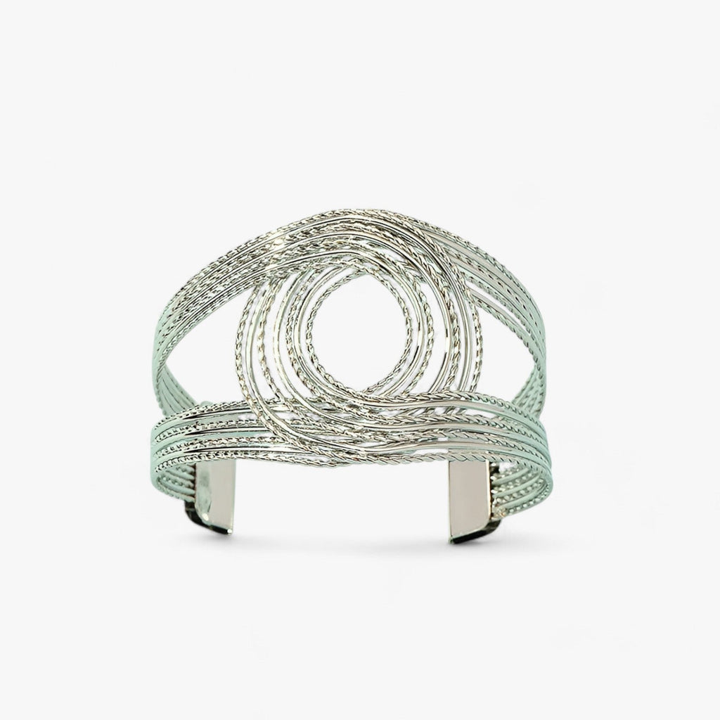 Bangle-armband i metall med dubbelgraverad detalj, djärv stil