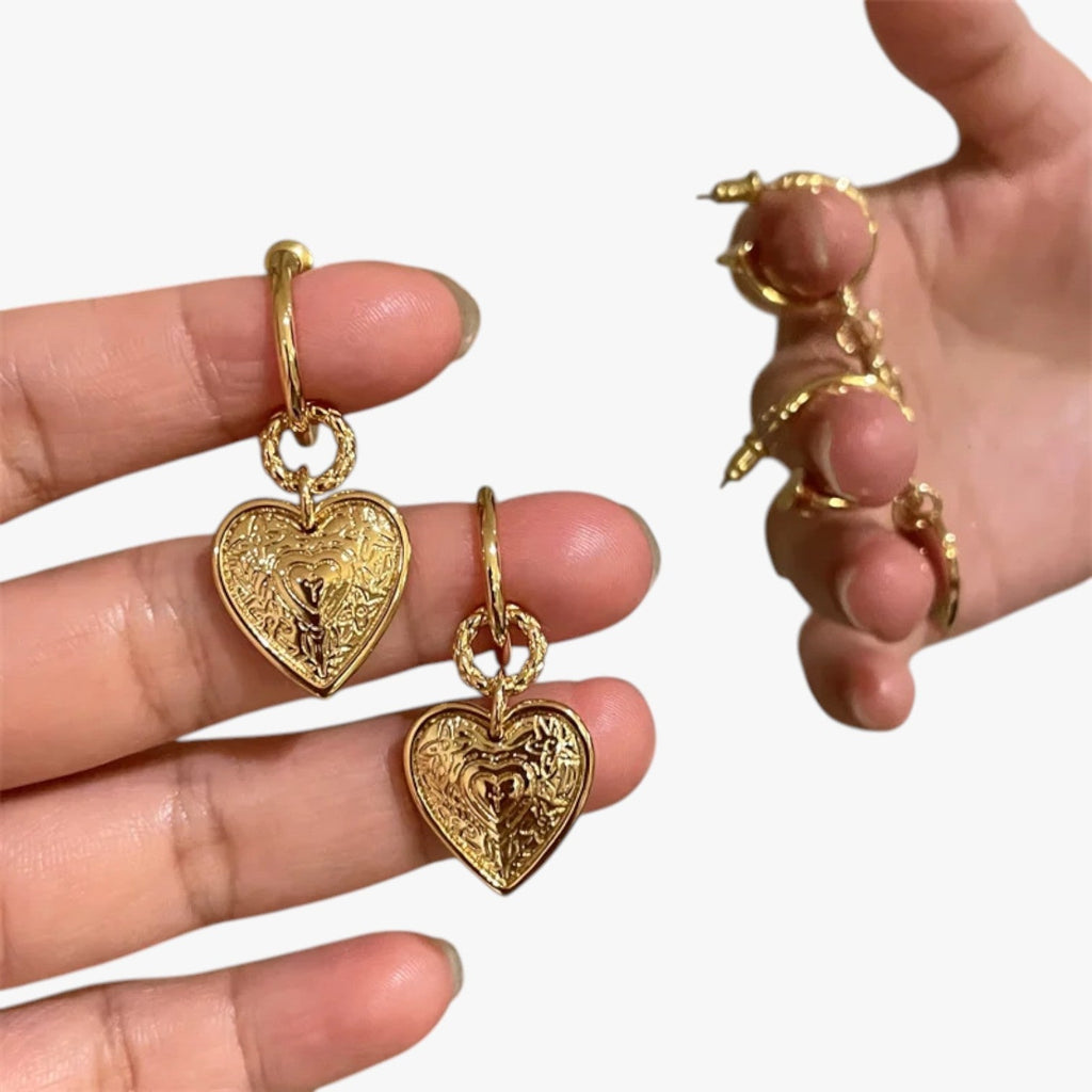 Pendientes retro con forma de corazón y acabado en dorado envejecido