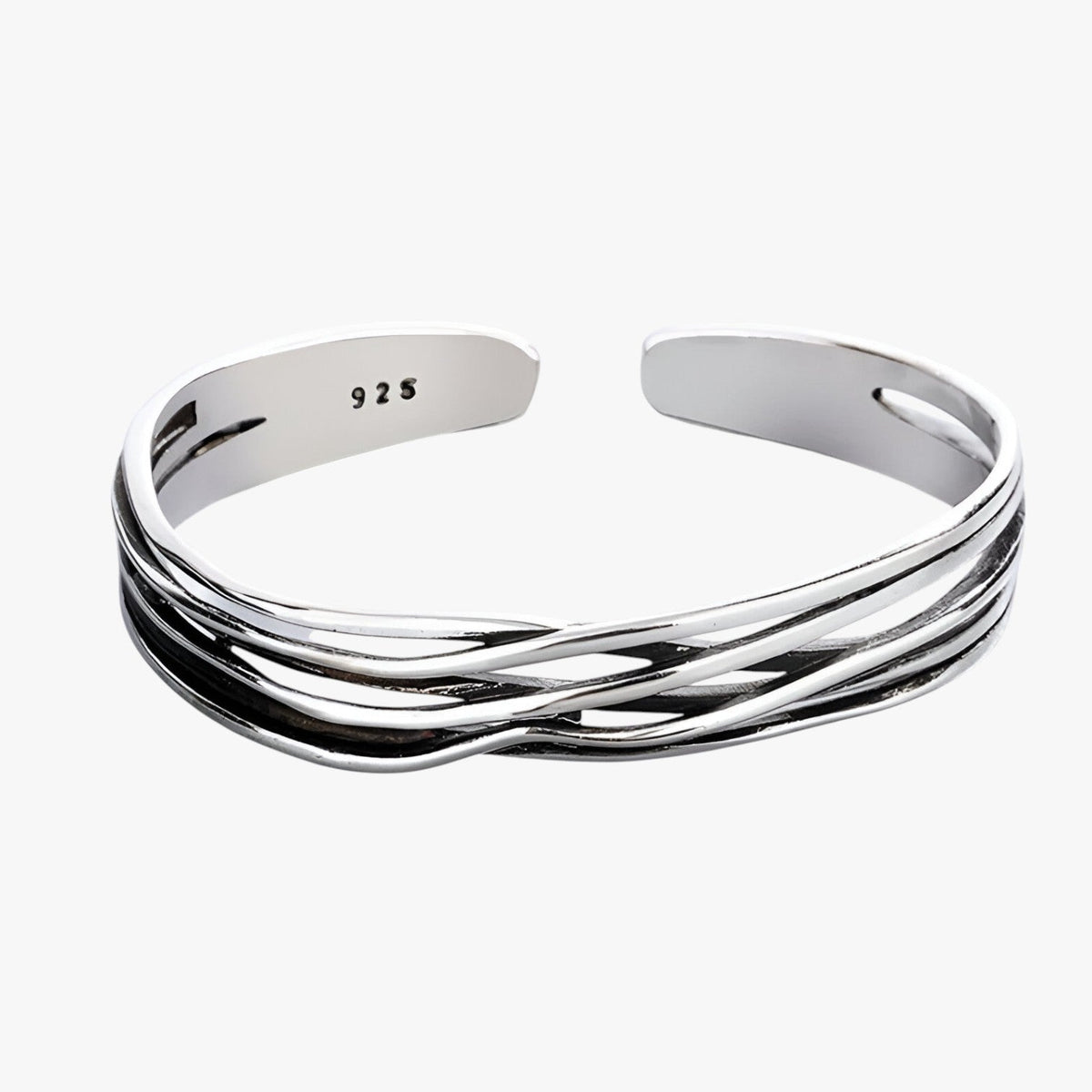 Pulsera trenzada en tono plateado con detalle tejido en la muñeca
