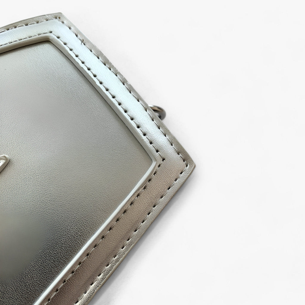 Bolso con forma de ataúd y cadena con detalles góticos