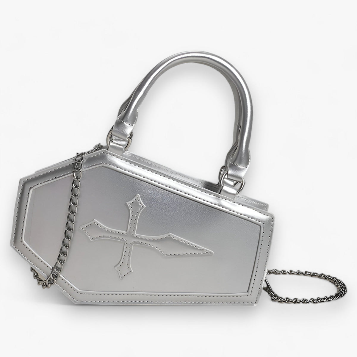 Bolso con forma de ataúd y cadena con detalles góticos