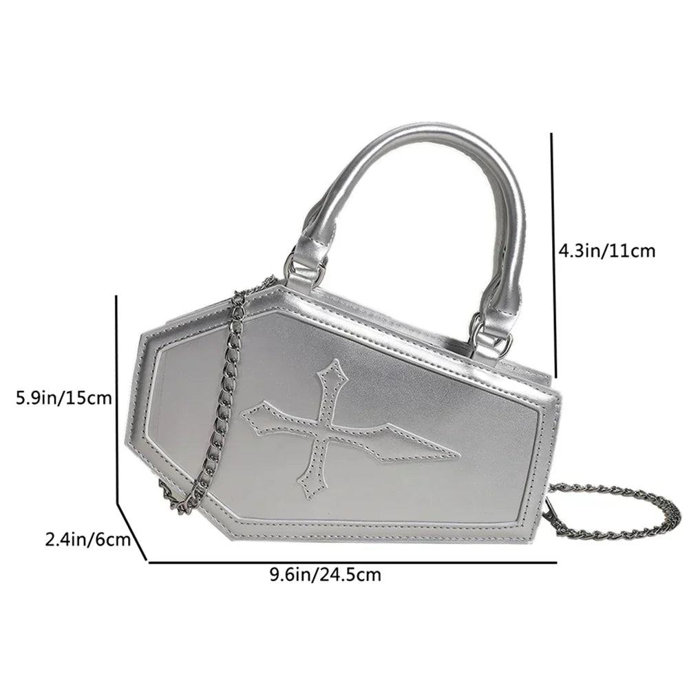 Bolso con forma de ataúd y cadena con detalles góticos