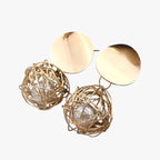 Pendientes colgantes de bola trenzada dorada con diseño vintage