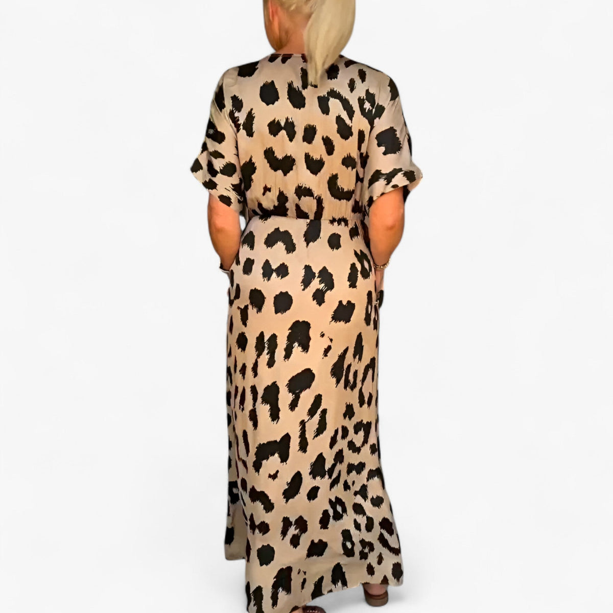 Leopard Print Maxi Dress with V-Neck and Flowing Fit