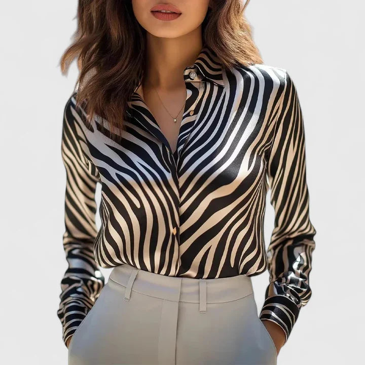 Blusa con estampado de serpiente y cuello de solapa