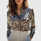 Blusa con estampado de serpiente y cuello de solapa