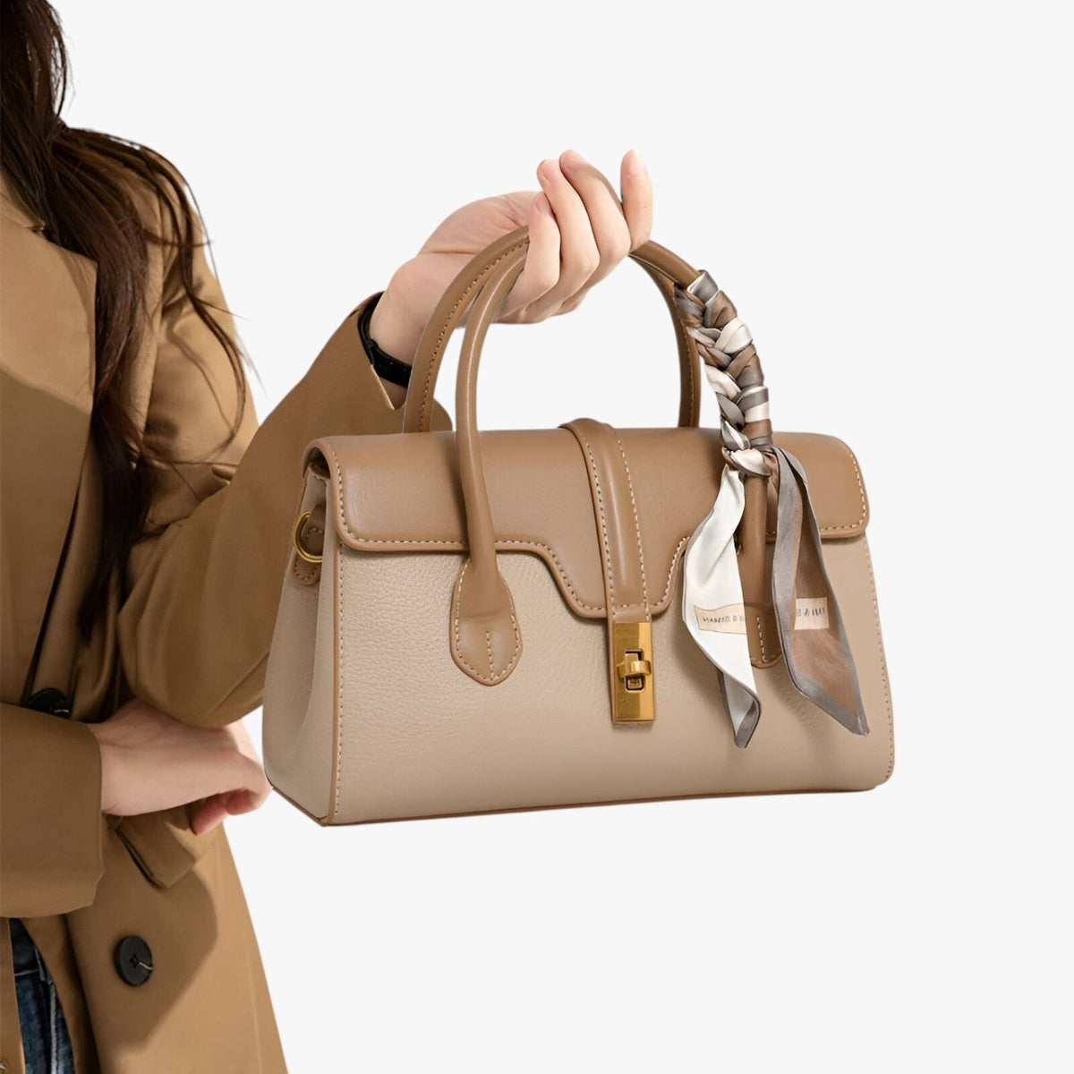Bolso de hombro amplio con acabado texturizado resistente