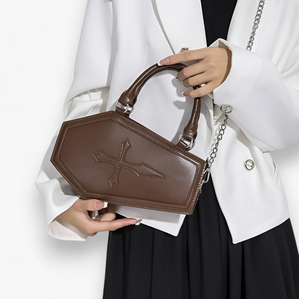 Bolso con forma de ataúd y cadena con detalles góticos