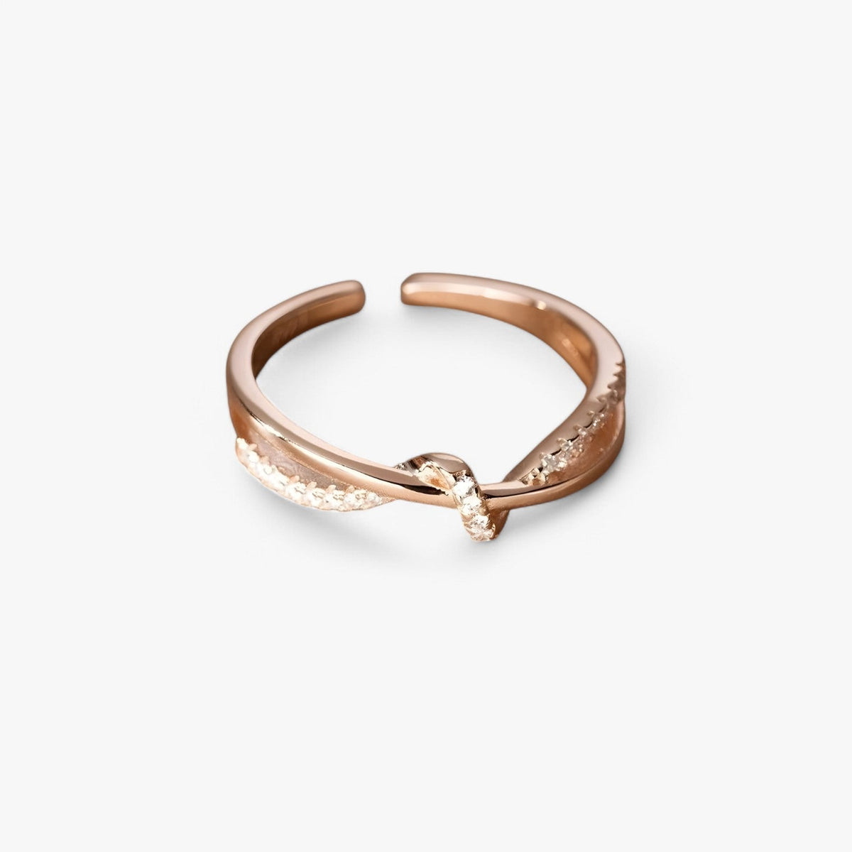 Silverfärgad ring med knut- och korsdesign och zirkoniastenar