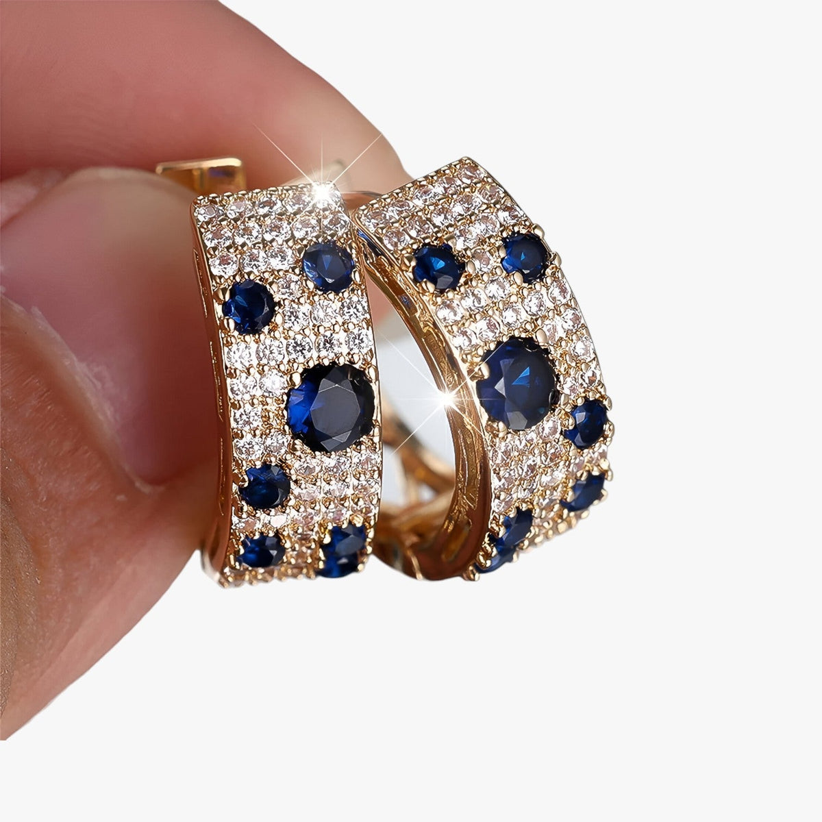 Pendientes de aro con circonitas en tono dorado para bodas y noches especiales
