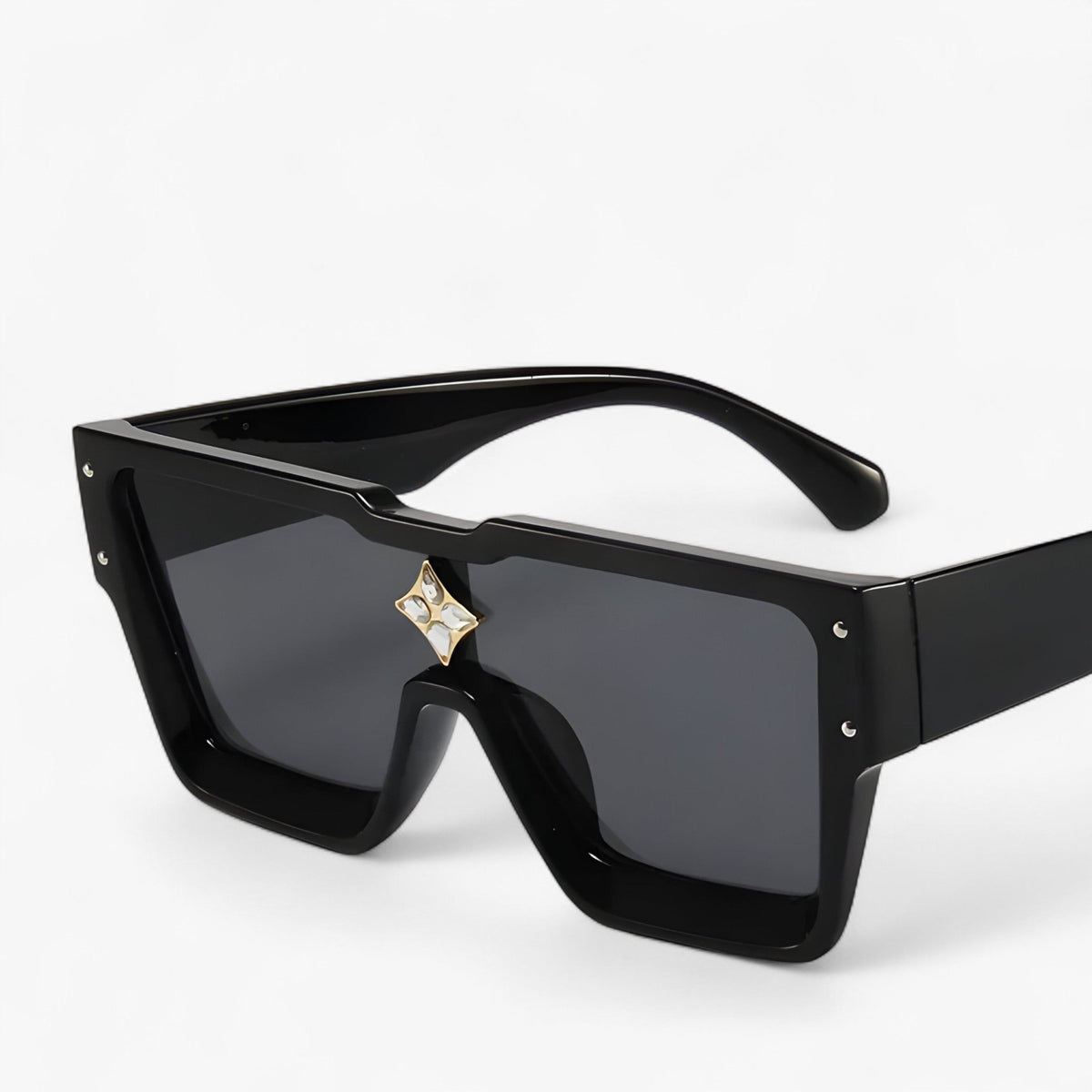 Square Mirrored Sunglasses with a Bold, Confident Frame