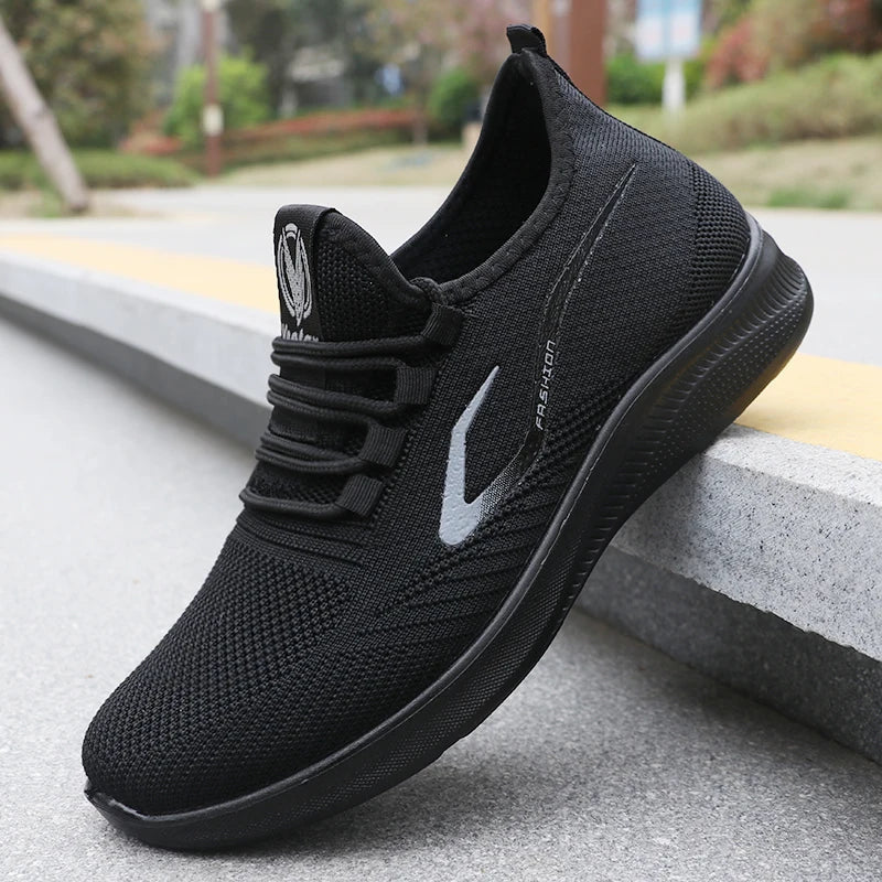 Sneakers i sportklass som andas, med elastisk sula för herr