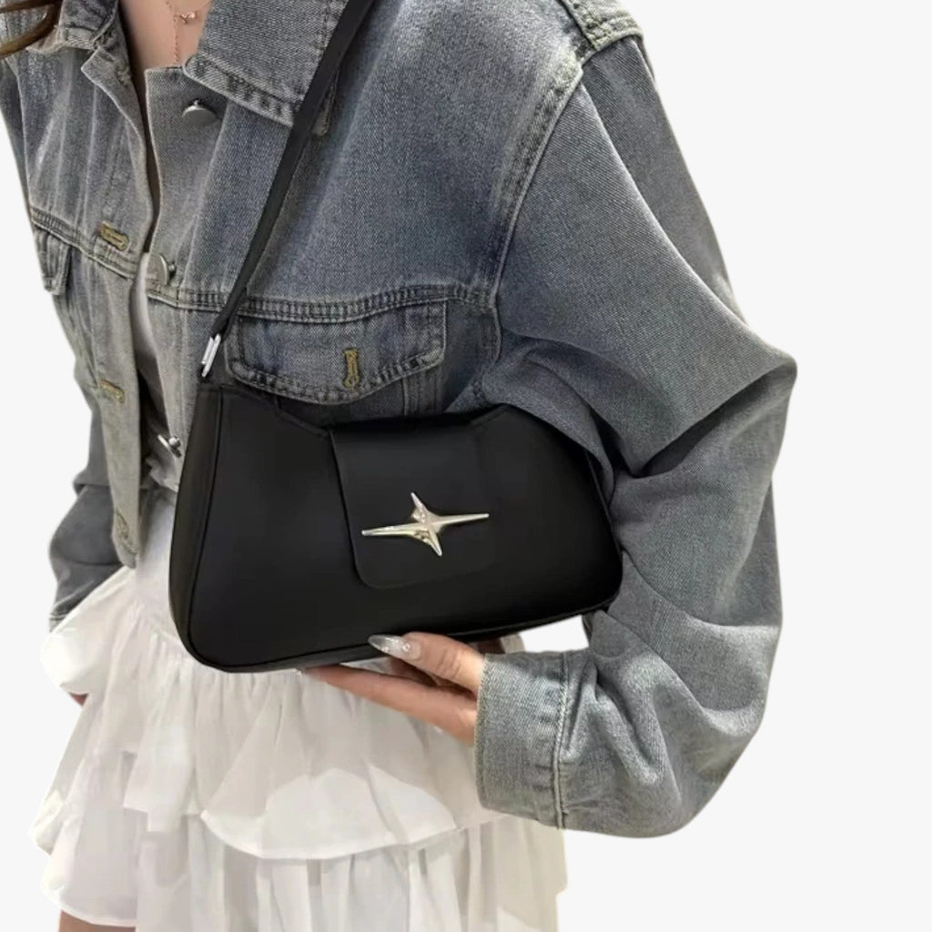 Miniclutch i Y2K-stil med justerbar crossbody-rem