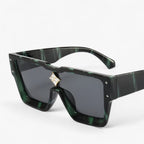 Square Mirrored Sunglasses with a Bold, Confident Frame