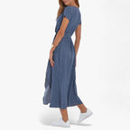 Vestido con cuello de pico, cintura entallada y falda fluida