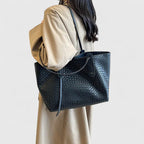 Bolso de asas de textura trenzada con capacidad para el día a día