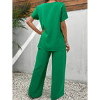Conjunto de dos piezas de cuadros con blusa fluida y pantalones holgados