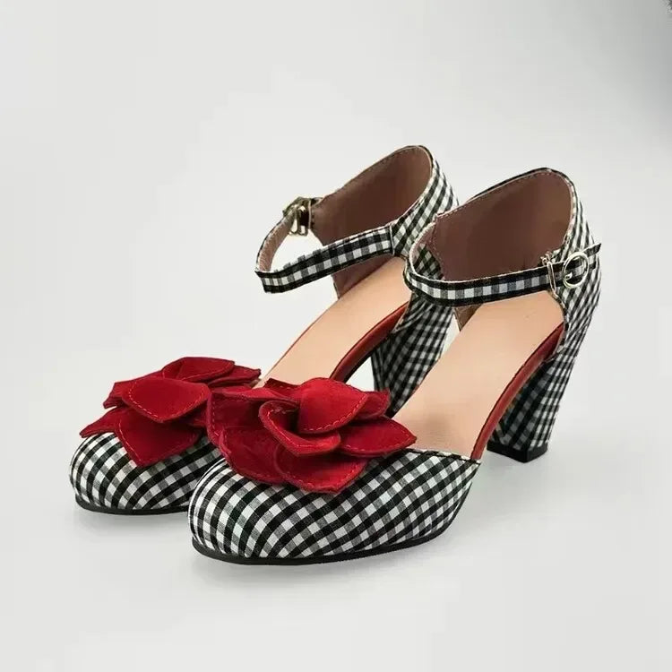 Tacones anchos de cuadros con detalle de rosa
