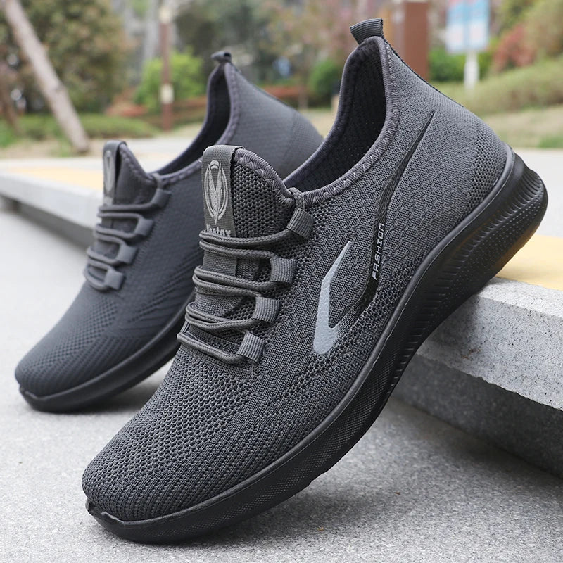 Sneakers i sportklass som andas, med elastisk sula för herr