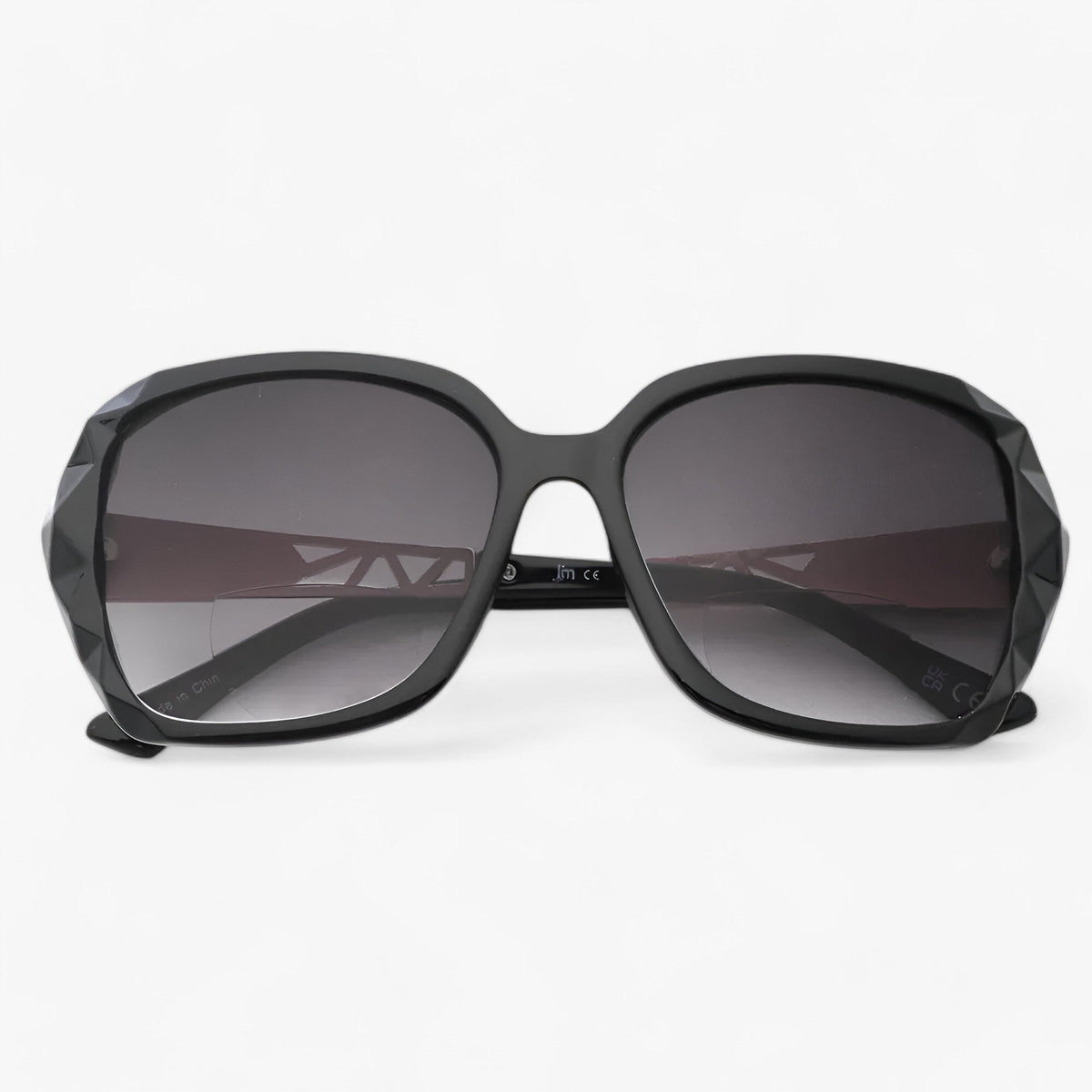 Oversized Sunglasses with a Lightweight Fashion-Forward Frame