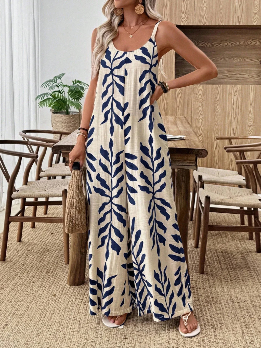 Vidbent jumpsuit med levande tropiskt bladmönster