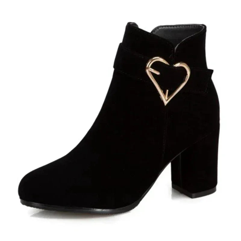 Boots i mockaimitation med hjärtdetalj och klack