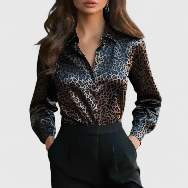 Blusa con estampado de serpiente y cuello de solapa