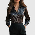 Blusa con estampado de serpiente y cuello de solapa