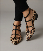Klackskor med leopardmönstrad rem och klassisk silhuett