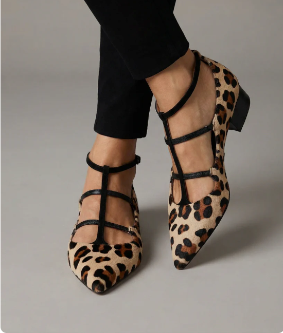 Klackskor med leopardmönstrad rem och klassisk silhuett