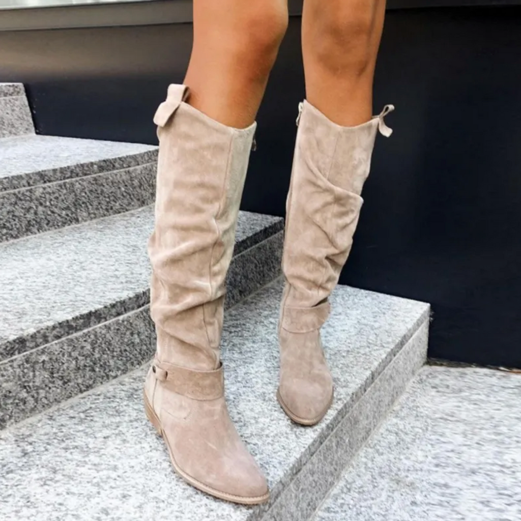 Botas altas con punta redonda y detalle de hebilla