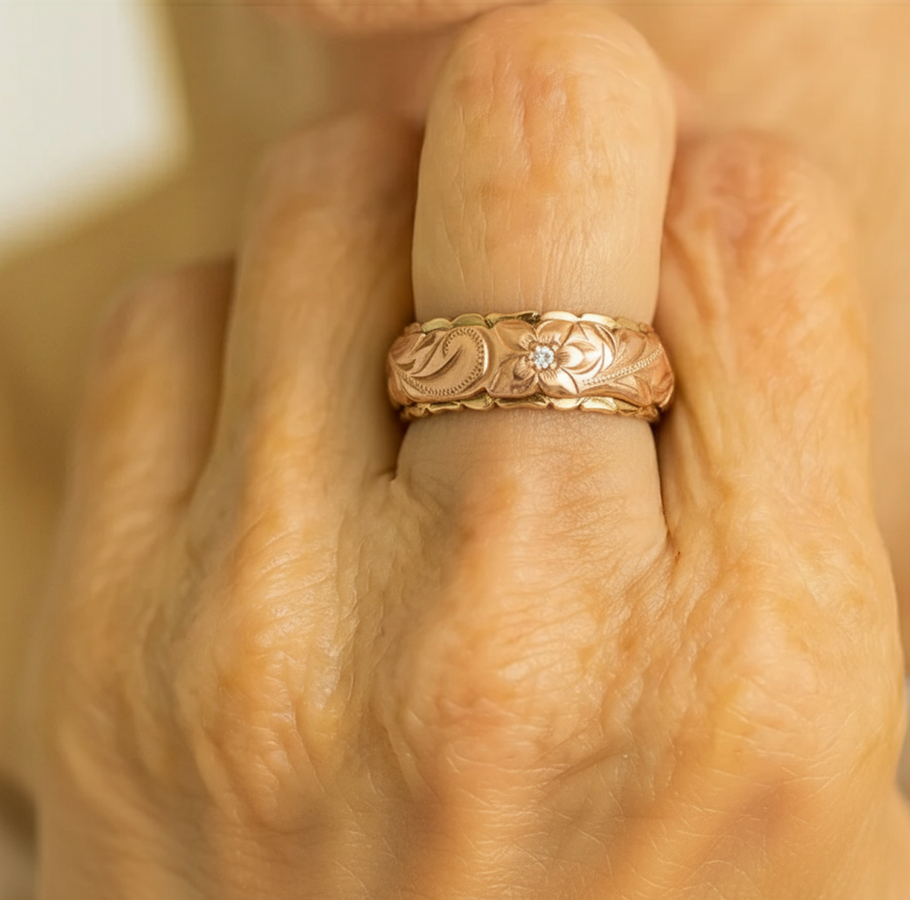 Rosring med detaljer i vintagestil, guldfärgad
