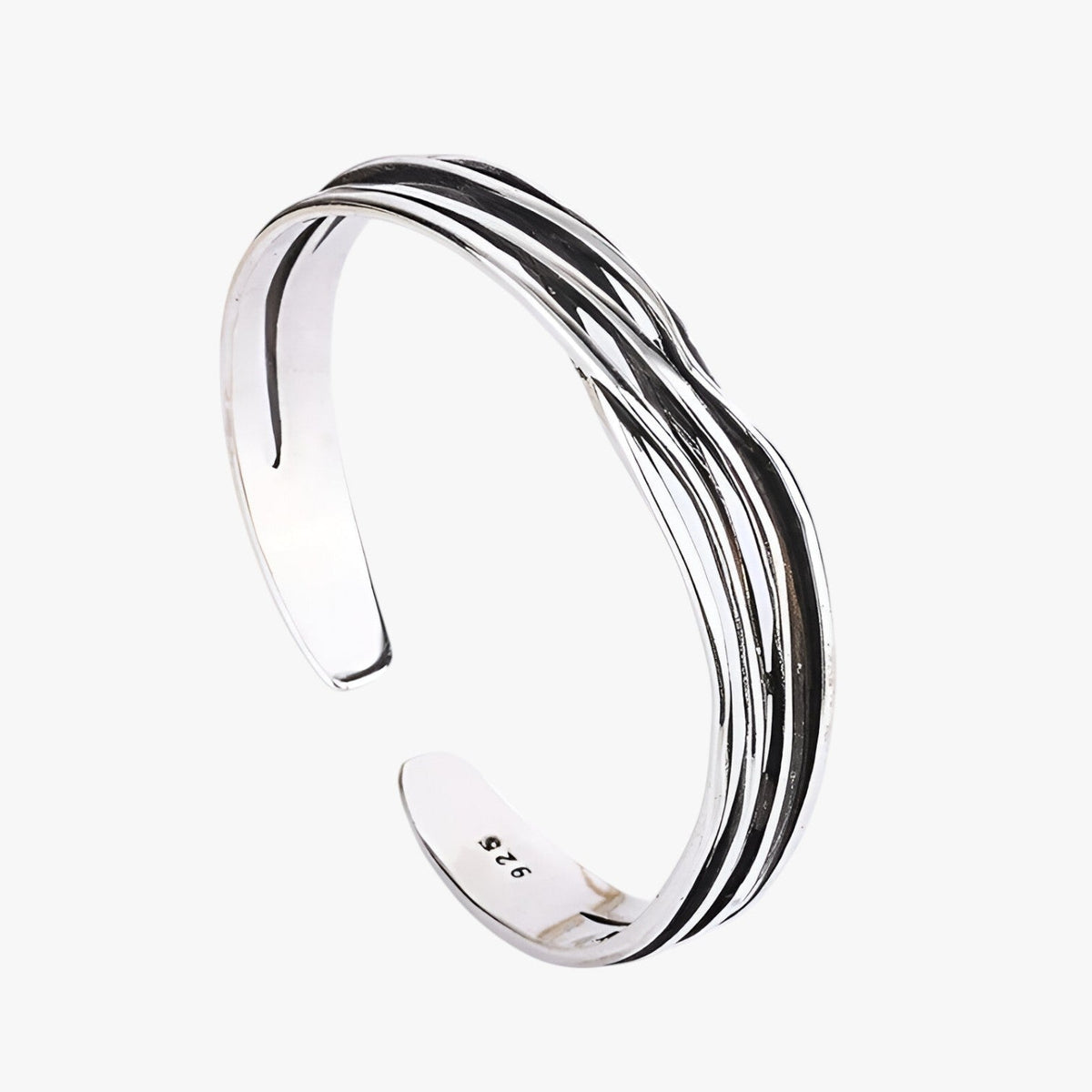 Pulsera trenzada en tono plateado con detalle tejido en la muñeca