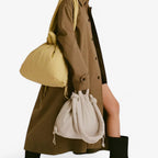 Bolso acolchado tipo puffer con correa de hombro ajustable