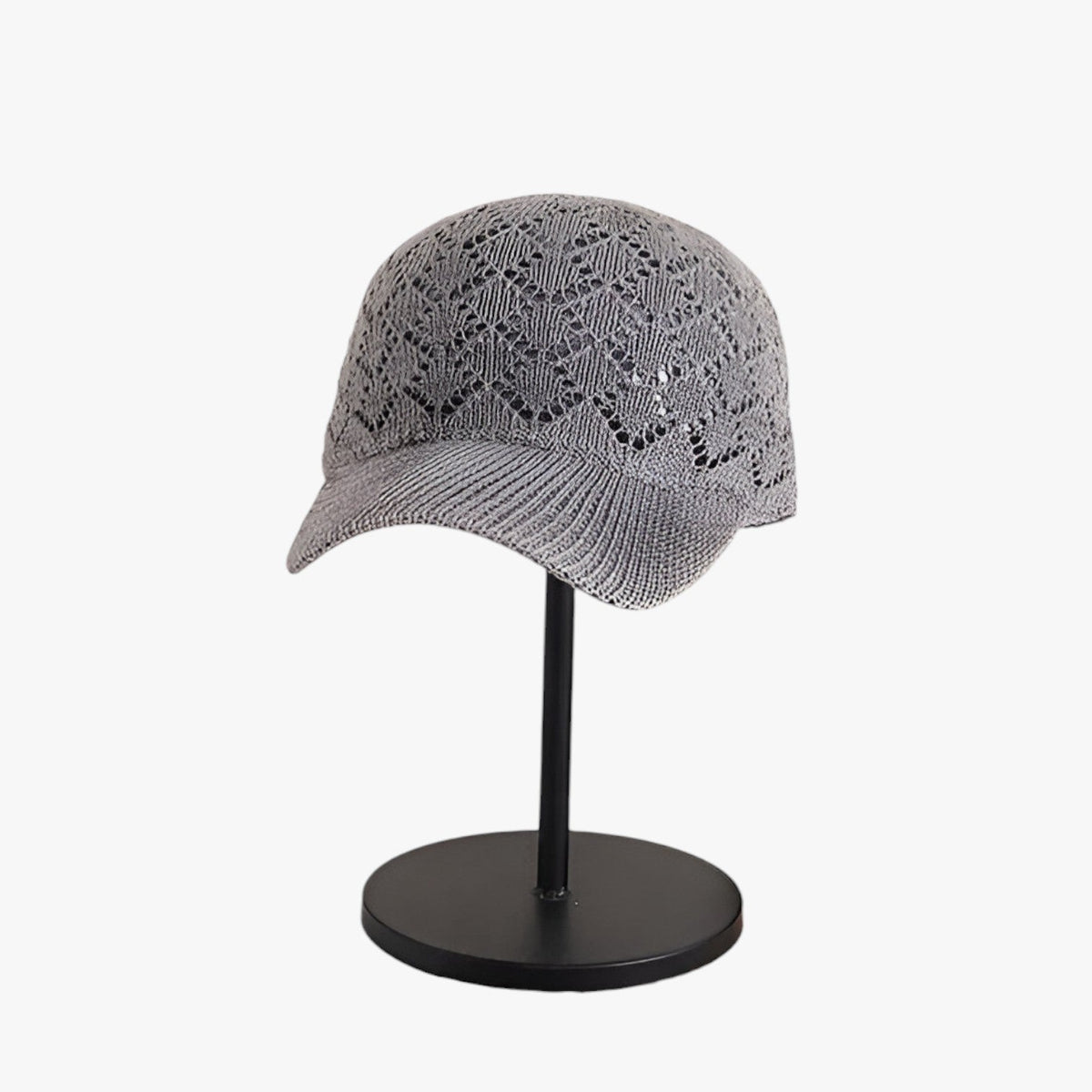 Stickad sommarhatt i mesh som andas med justerbar passform